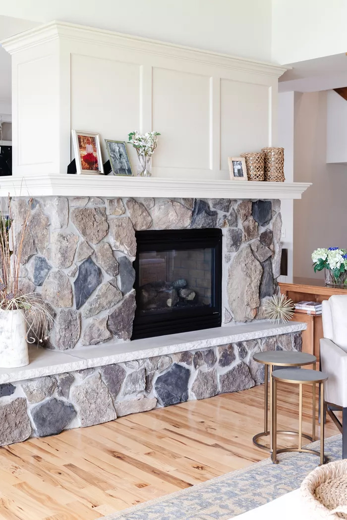 Creating a cozy and comfortable room with fieldstone in cool shades for a fireplace