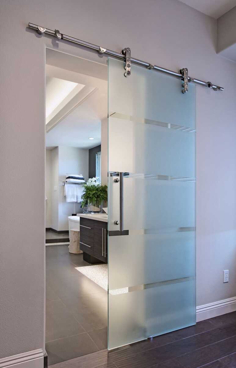 Sliding door made of frosted glass to enhance the small bathroom door