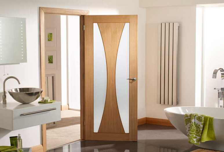 The combination of oak and glass in the Verona style door for a stylish small bathroom look