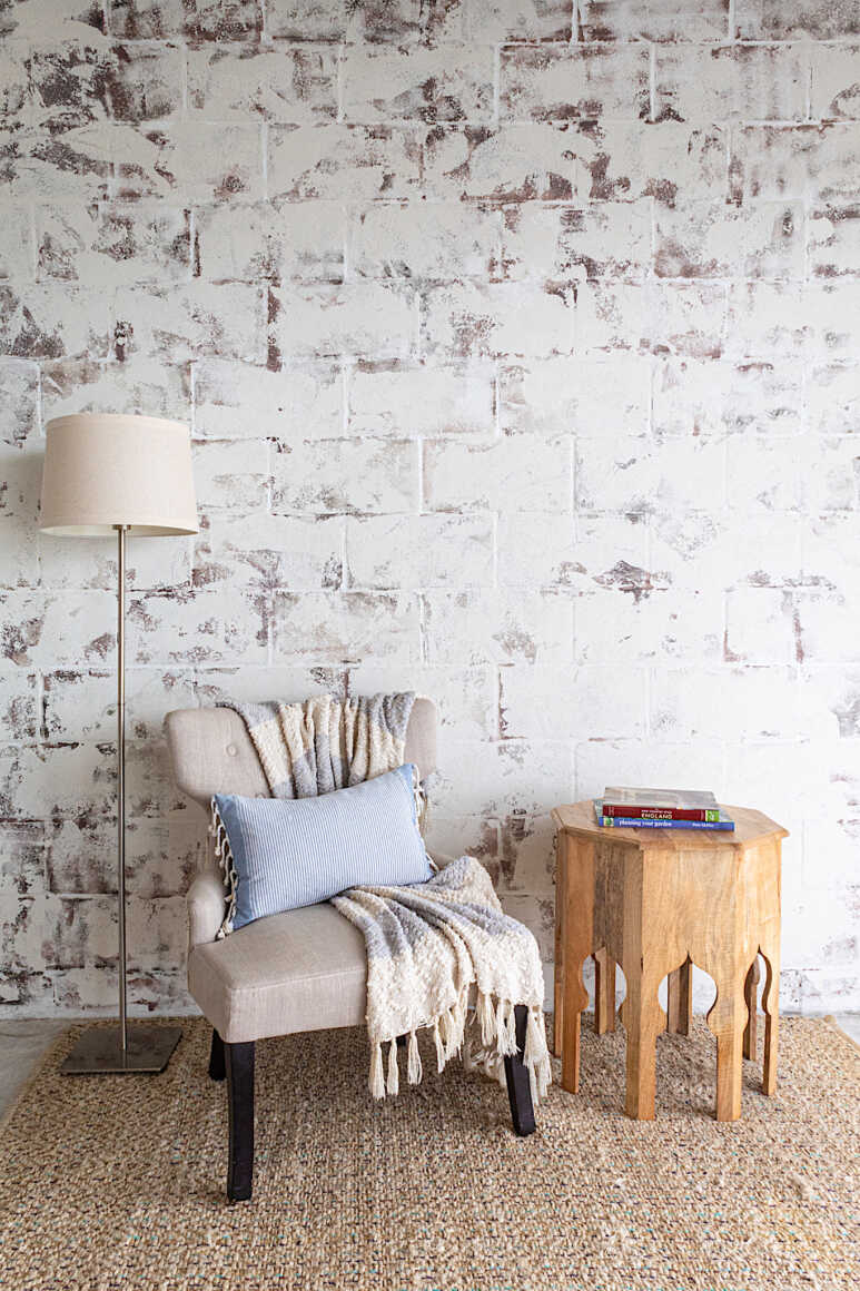 The rustic and sophisticated cinder blocks with the white wall painting