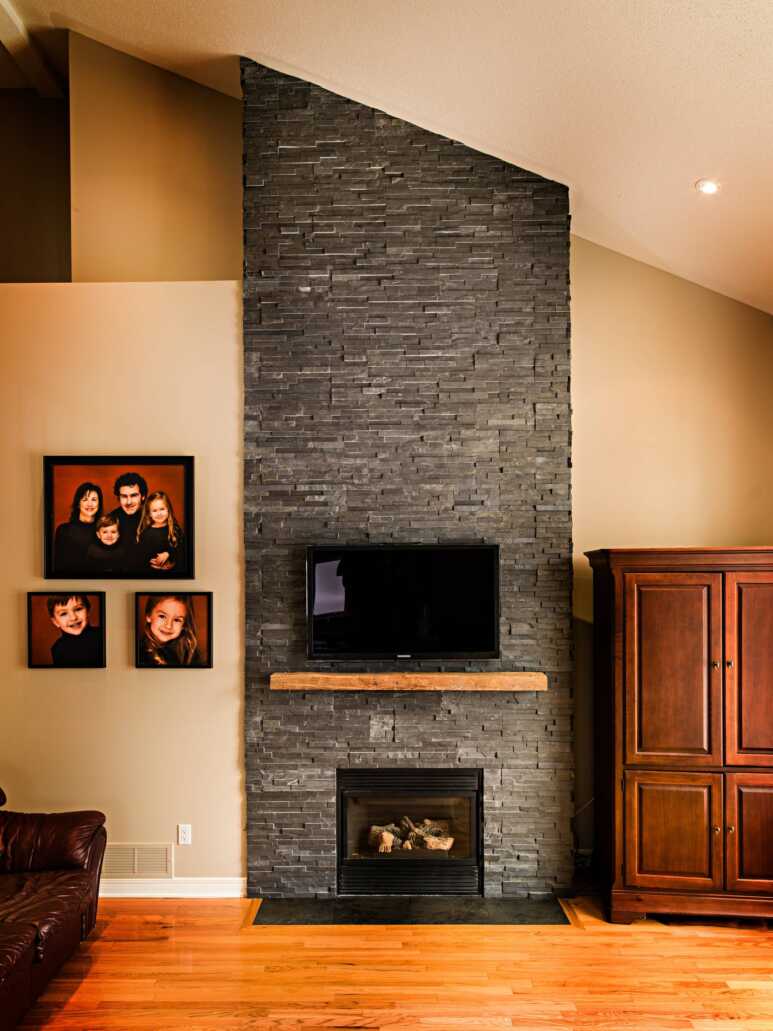 Weather edge type of stone fireplace in dark color for a statement in a natural color room